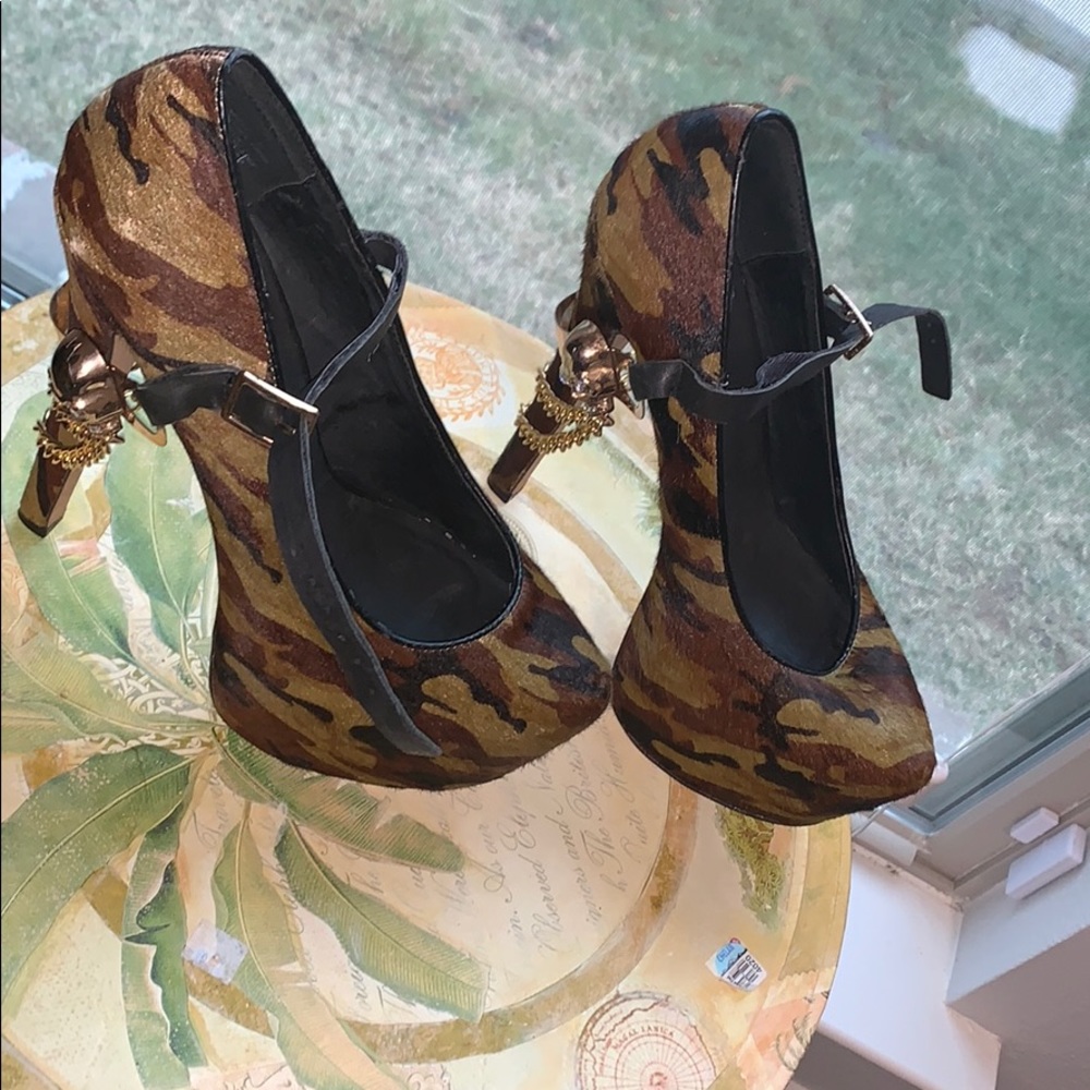heels - Picture 2 of 6